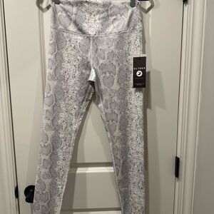 NWT Glyder Gray Snake Pattern Leggings Medium